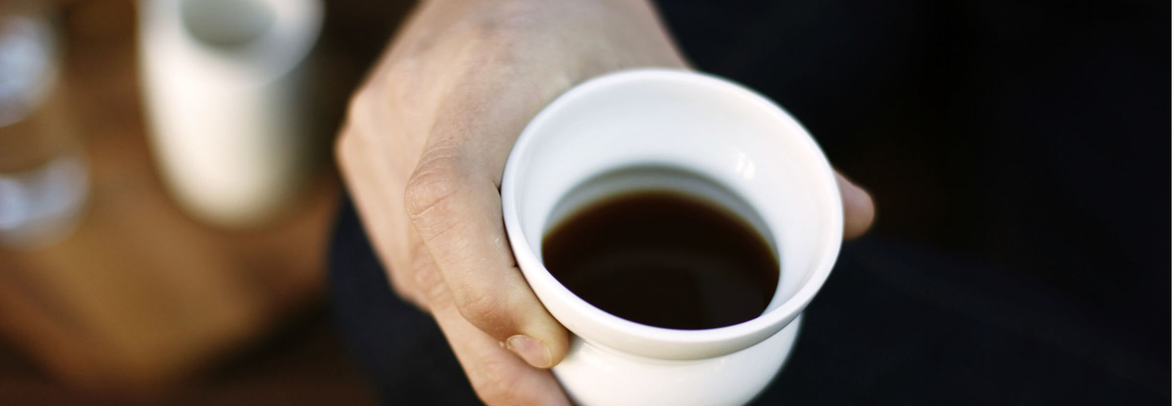 Mão segurando uma xícara de café -- torrefações nórdicas
